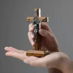 Crucifixo 12 cm - Parede e Mesa - Com Medalha de São Bento - Imagem 2